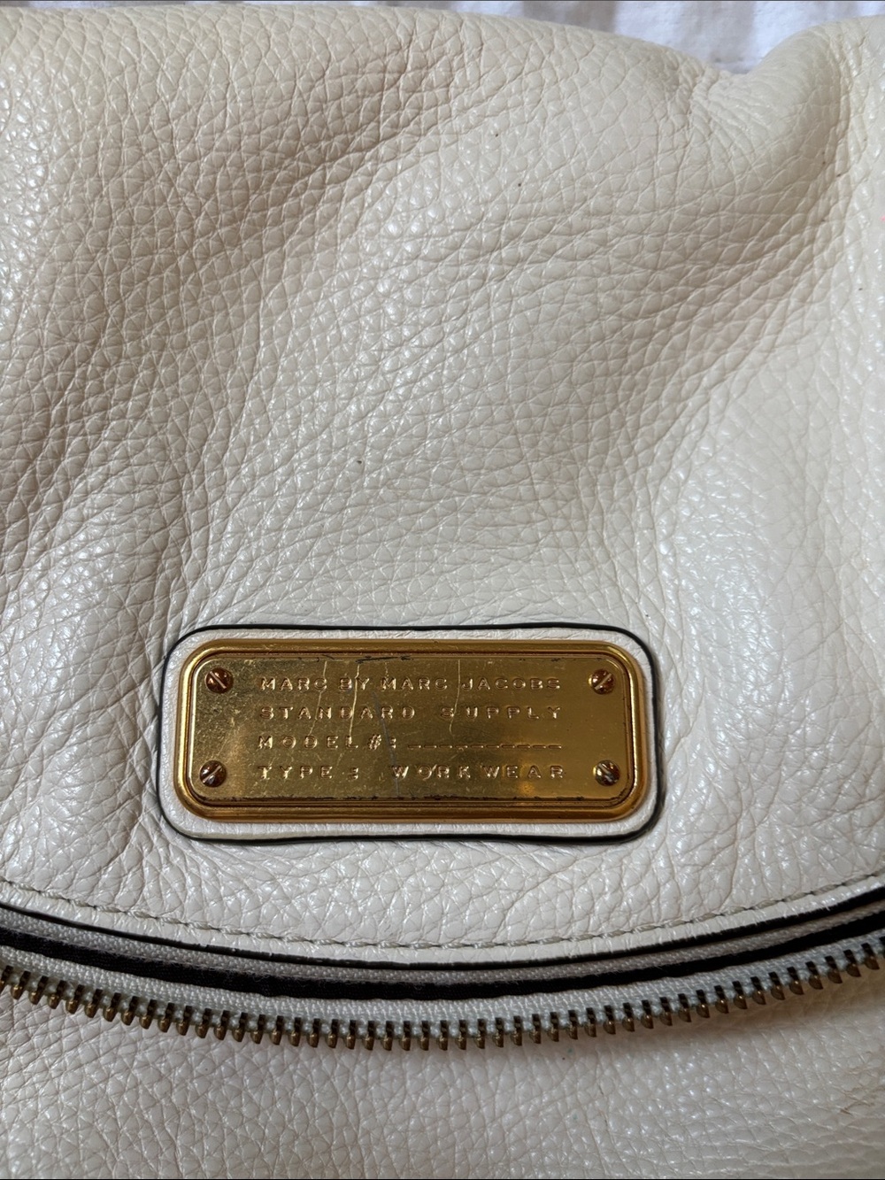 Marc by Marc Jacobs Cream Pebbled Leather Shoulder Bag with Gold Plate - Picture 2 of 10